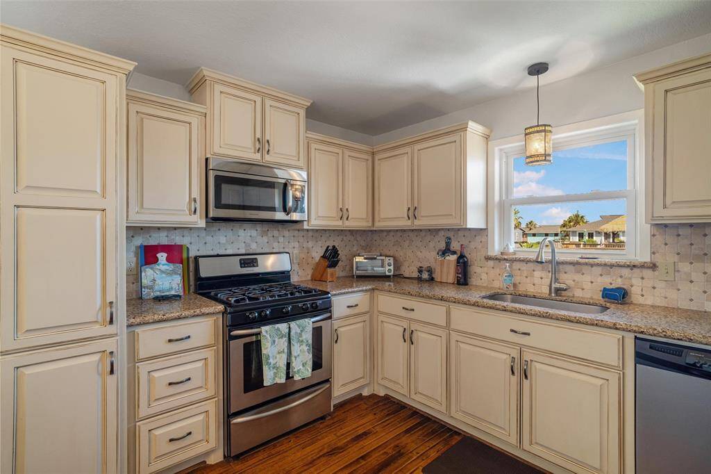 This kitchen is stunning and provides plenty of cabinets and stainless appliances