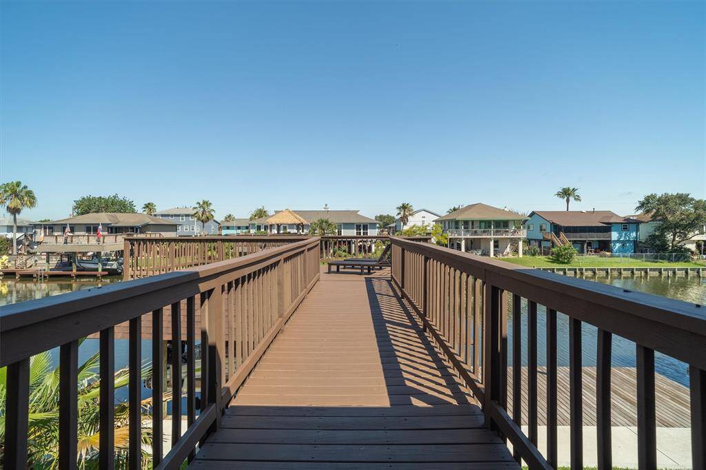 Head out to your upper party deck for some sun, dinner, or just hanging out. Life doesn't get any better than this!