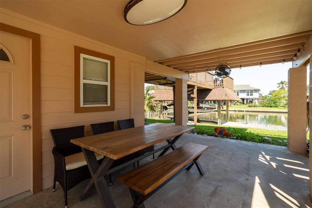 This seating area is perfect for meals and family or friend gatherings