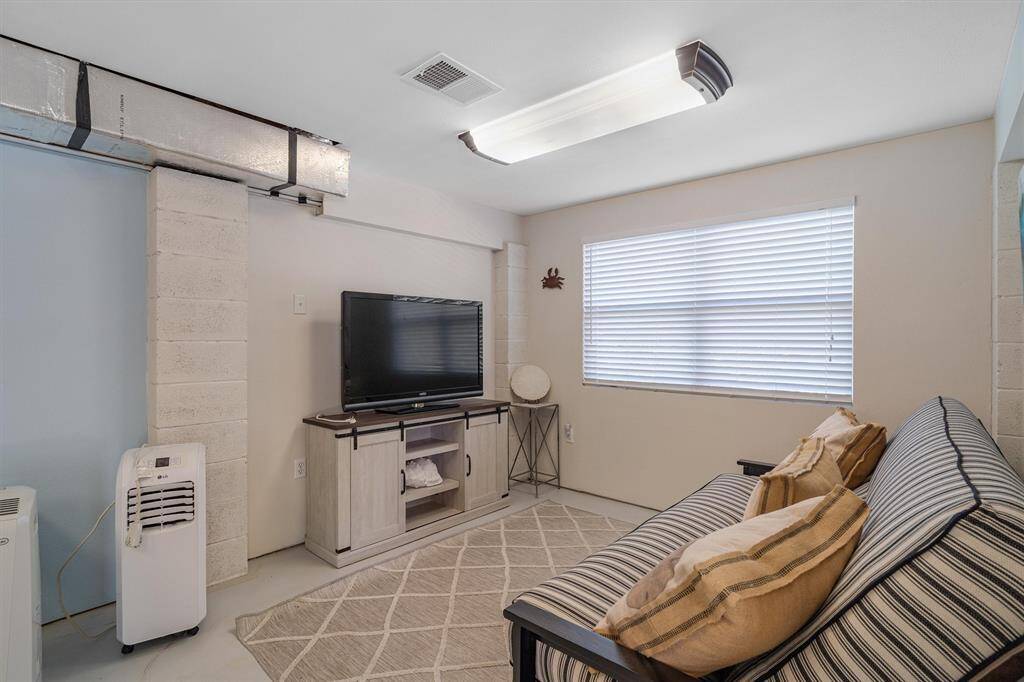 Flex room. This would make a great 3rd bedroom or a bar for entertaining