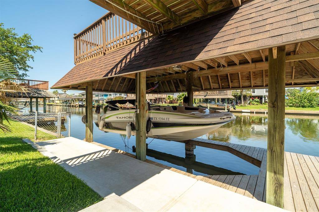 You will love the sidewalk running the length of the property. It's very helpful when living on the waterfront. This is the best of the waterfront lifestyle!