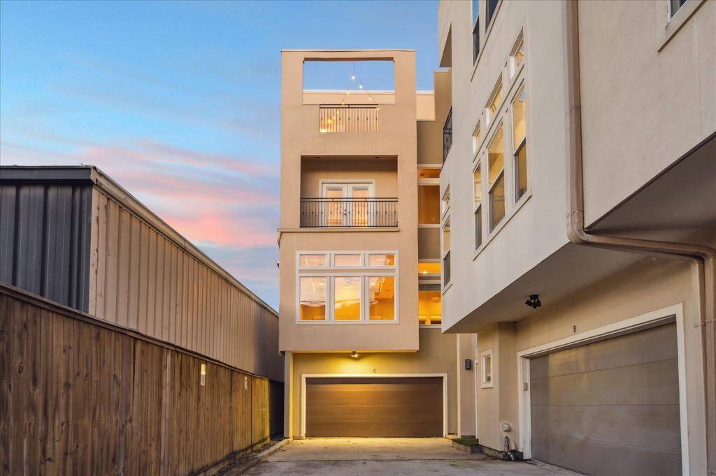 Discover this stunning free-standing home in one of Houston’s most connected locations. Just 2 minutes to Downtown, 3 minutes to Midtown, and a short stroll to Buffalo Bayou Park. Walk to fine dining, coffee shops, a local art gallery, and top-rated schools—including the only Vanguard high school in HISD.