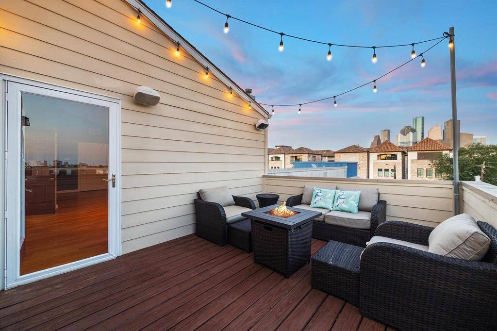 Fourth floor: The second rooftop terrace is equally spacious, offering plenty of room for outdoor furniture and gatherings. Whether you're hosting friends or enjoying a quiet evening under the stars, this versatile space provides the perfect setting for outdoor living.