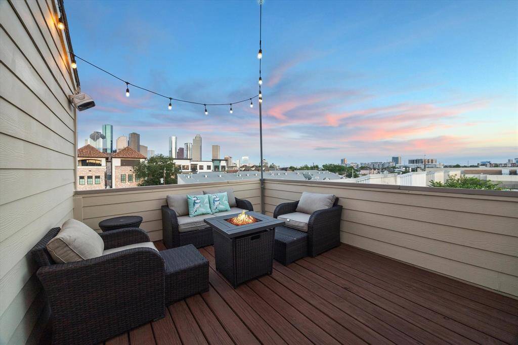 Fourth floor: This breathtaking city view is sure to wow your guests and leave a lasting impression on friends and family alike.