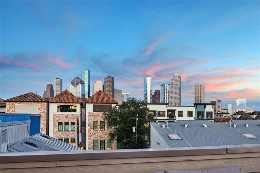 Fourth floor: You’ll never tire of the spectacular view of the downtown Houston skyline—easily one of the best in the city. It’s a daily reminder of why location matters.