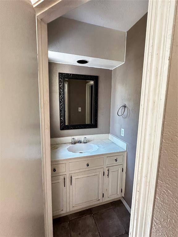 Full bathroom for guests (downstairs)