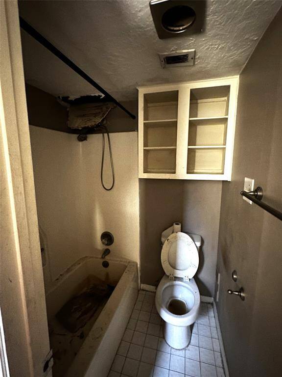 Full bathroom for guests (downstairs)