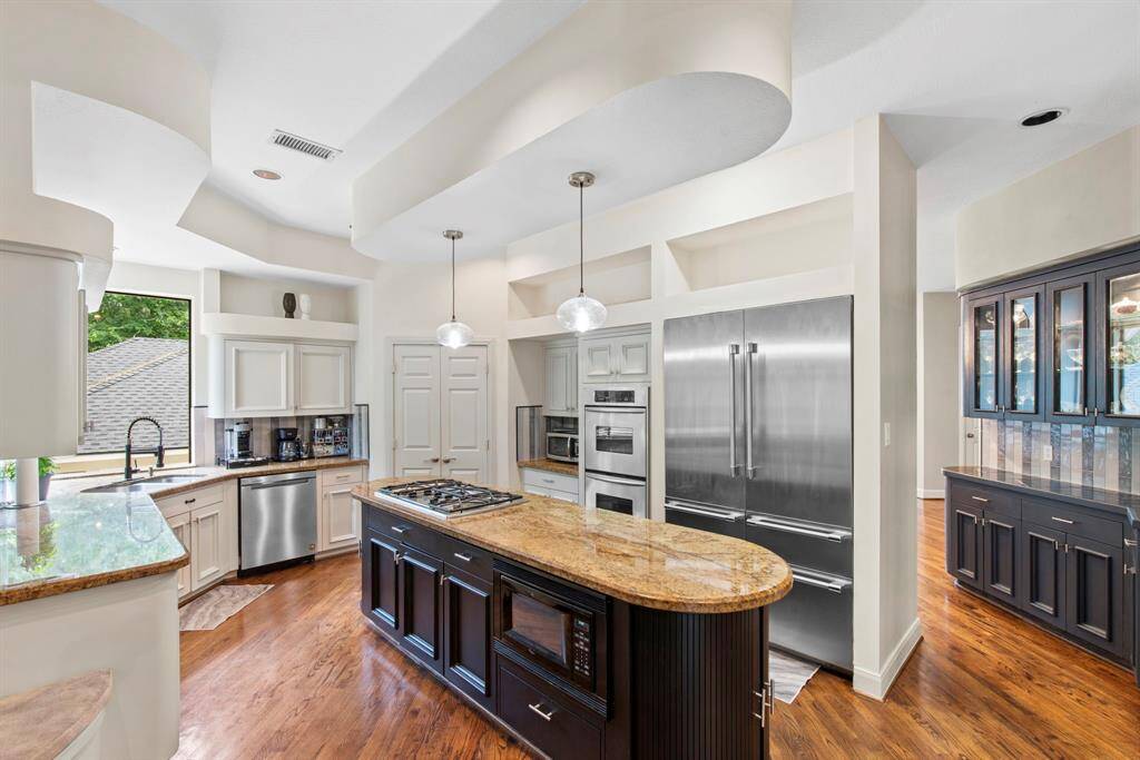 Large open and spacious kitchen with nice size island. Double open and gas cooktop.