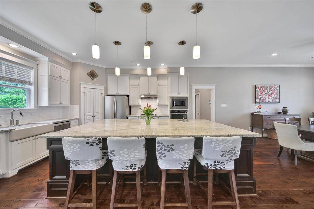 Beautiful island with plenty of space for seating and a prep sink!