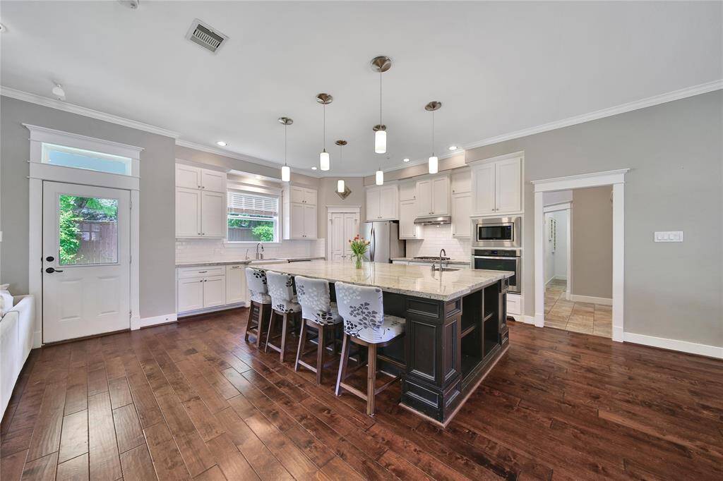 Beautiful island with plenty of space for seating and a prep sink!
