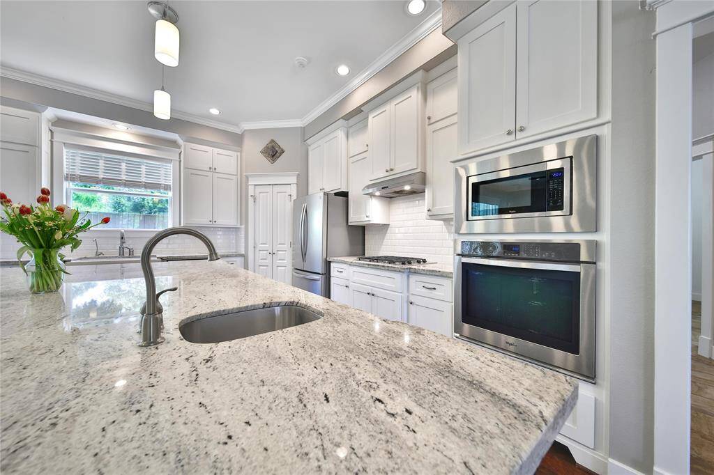 Beautiful island with plenty of space for seating and a prep sink!