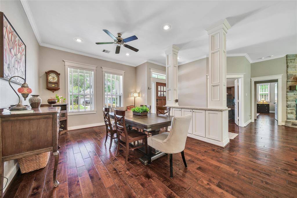 Light and bright formal dining space perfect for hosting dinner for family and friends!