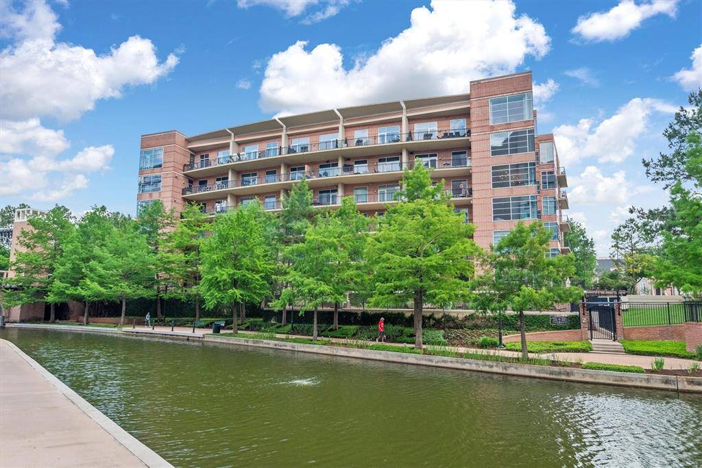 Directly on The Waterway, enjoy easy access to upscale dining, shopping, nightlife, live music & entertainment.
