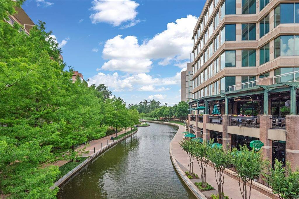 Within walking distance to The Goose's Acre, the Cynthia Woods Mitchell Pavilion, The Woodlands Mall, Cinemark & so much more!