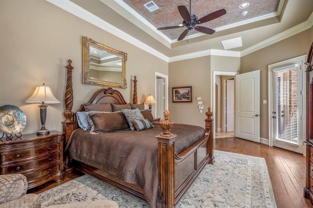 Offering an added bonus of the glass door leading out onto the patio to enjoy a lovely backyard mornings or evenings.