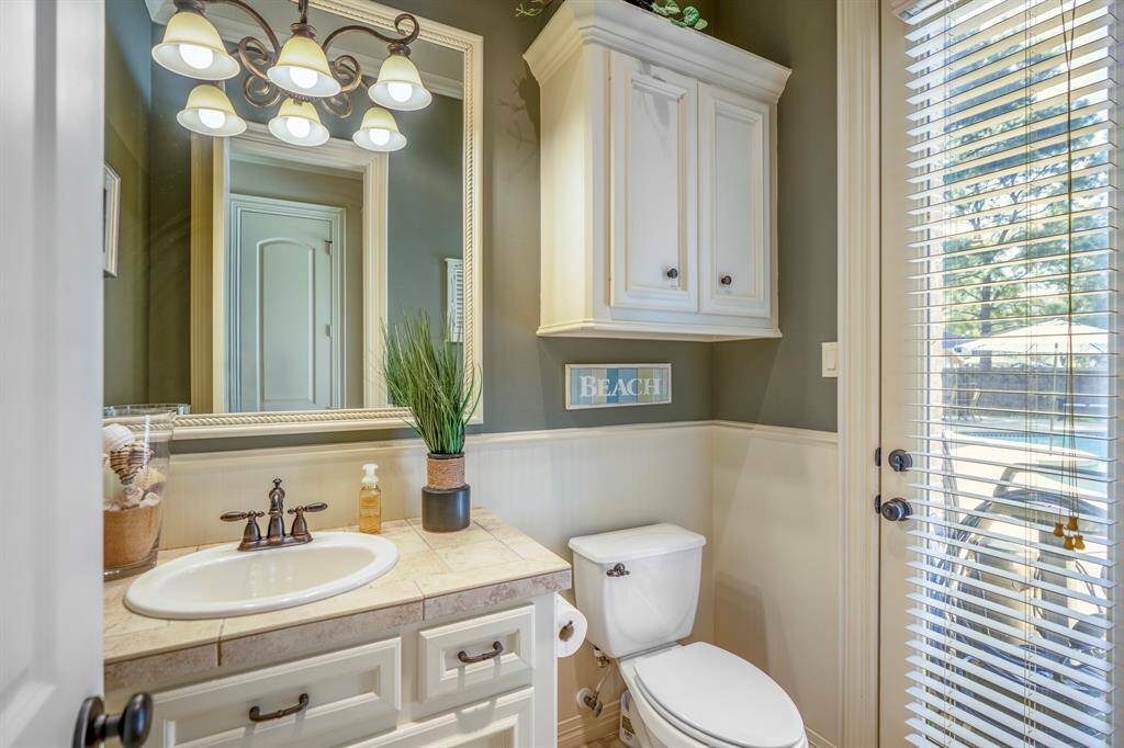 Enjoy entertaining with a perfectly placed guest bathroom and pool bath - ideal for when hosting large gatherings.