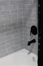 Bathroom tub