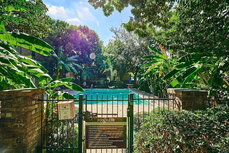 Side pool