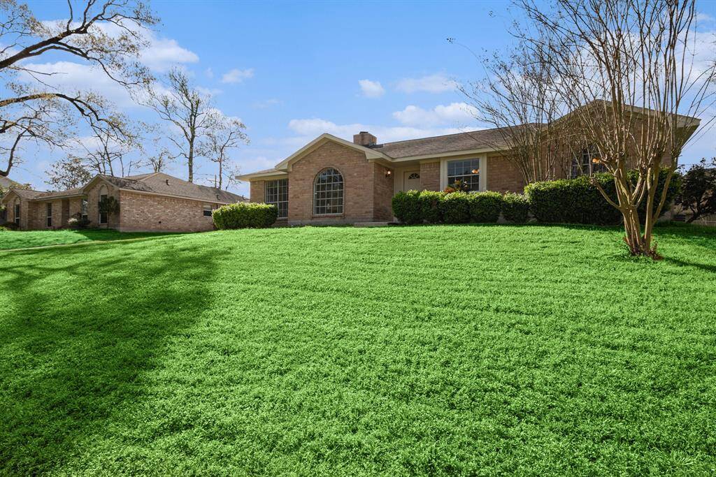 This single-story 4 bedroom home is spacious and bright! Keep scrolling to see more details.