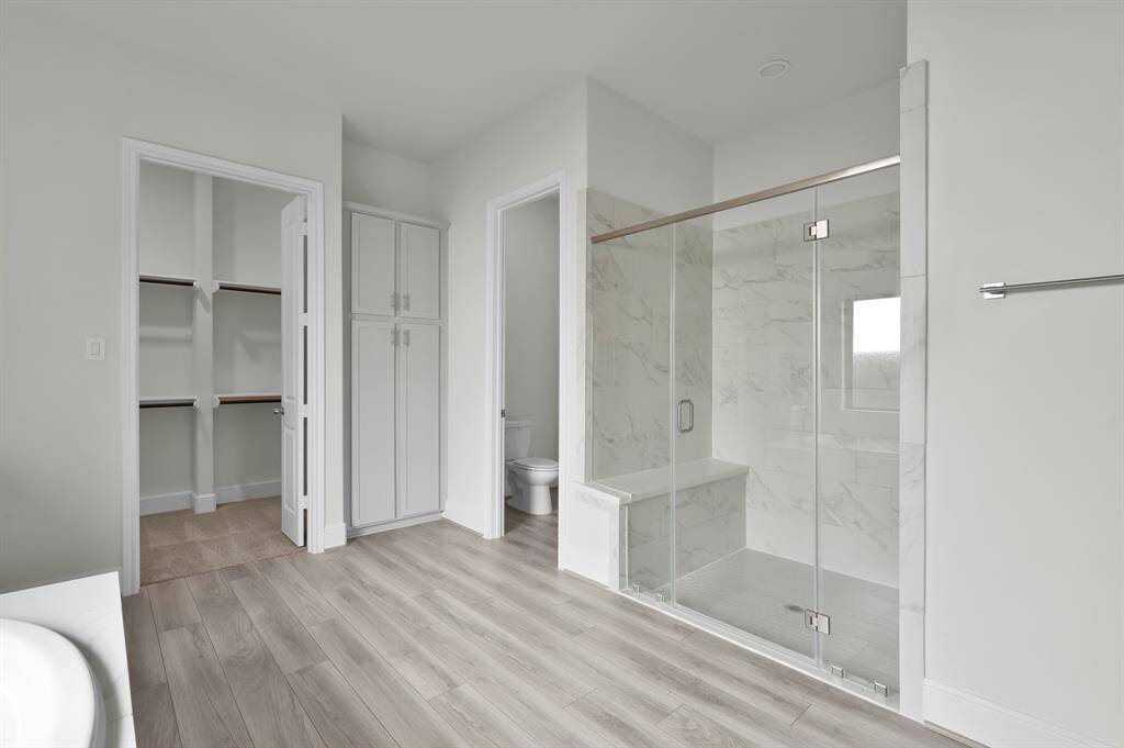 Large shower in primary en-suite bath