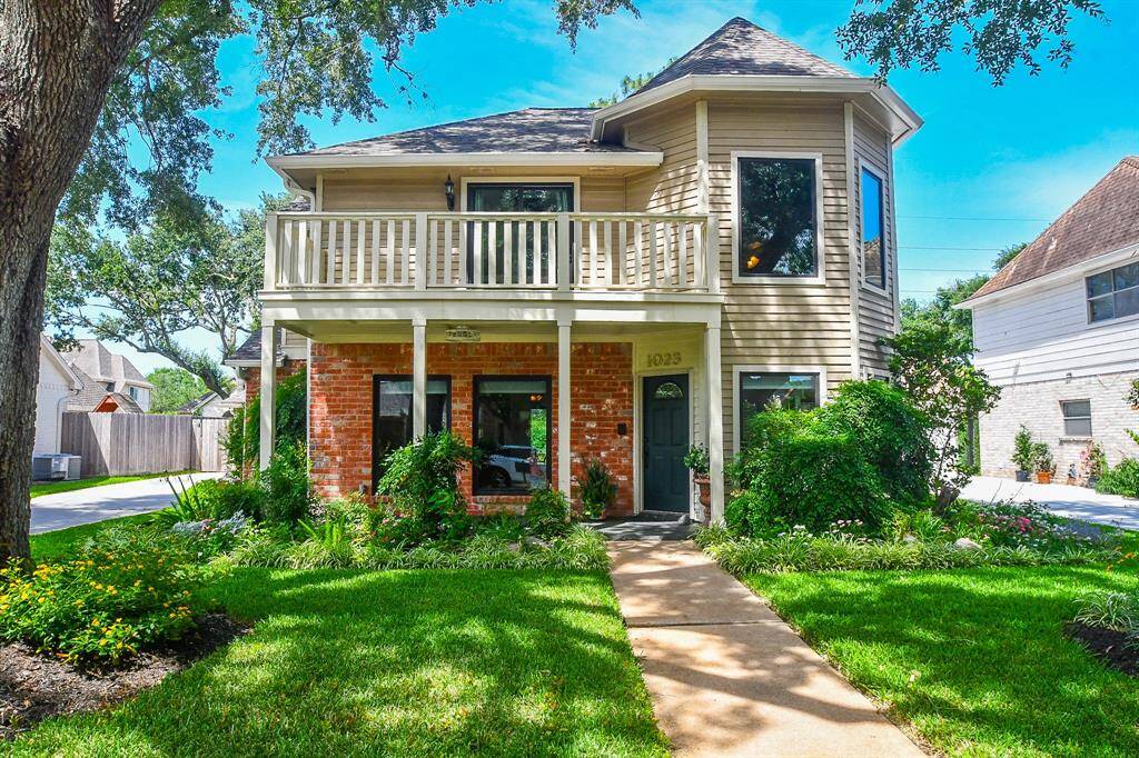 Welcome to 1023 Goldfinch in the Sugar Lakes neighborhood, perfectly situated just blocks from Hwy 59 with easy access to all of Sugar Land's restaurants, shopping and medical facilities!