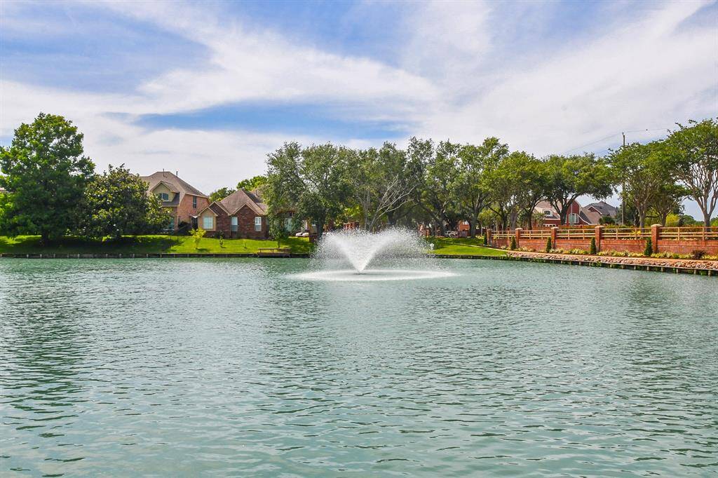 The amenities in Sugar Lakes are excellent, beginning with the lake that winds through the neighborhood.