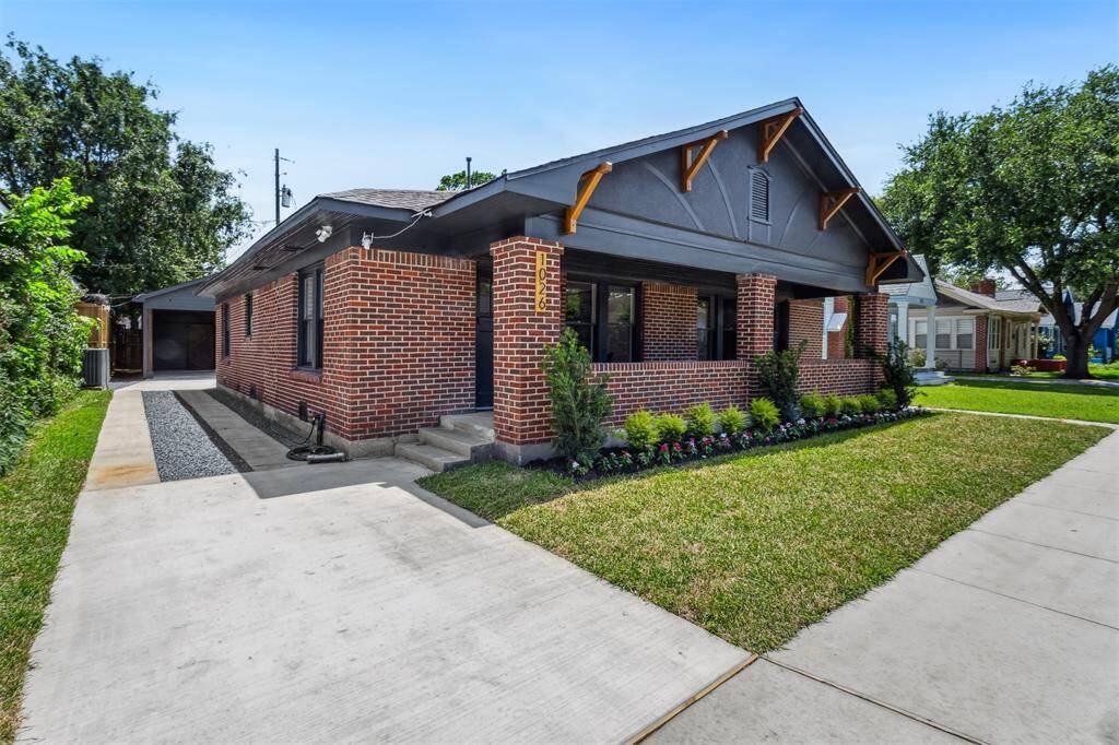 Beautifully renovated Heights home on charming historical street