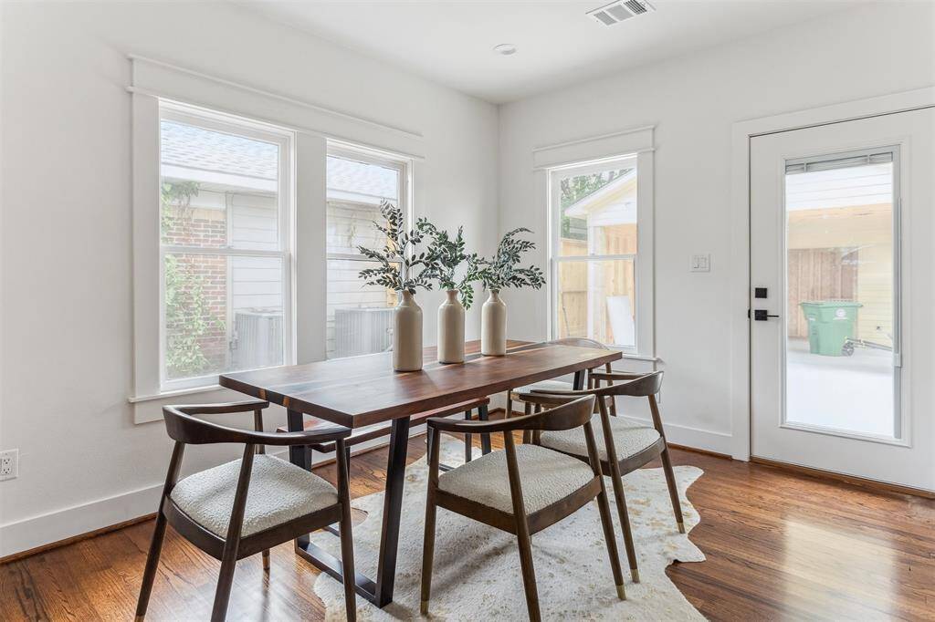 Great primary room w/ vaulted ceiling