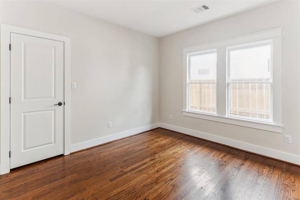 Full bathroom w/ direct access to both guest bedrooms.