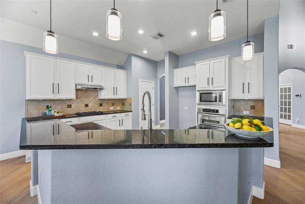 Imagine cooking in this marvelous gourmet kitchen. Designed with beauty and function in mind, the layout allows for easy meal preparation for busy mornings and even busier evenings.