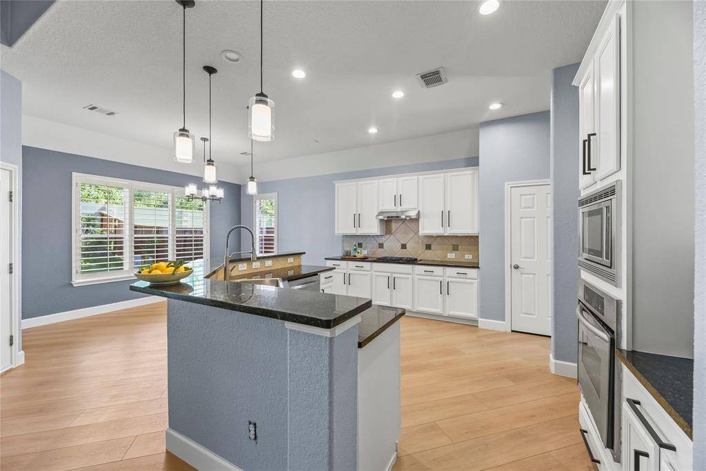 Foodies and gourmets will appreciate the gas range. Cook favorite and long-loved family recipes with confidence or try your hand at a new fusion meal you discovered on Pinterest!
