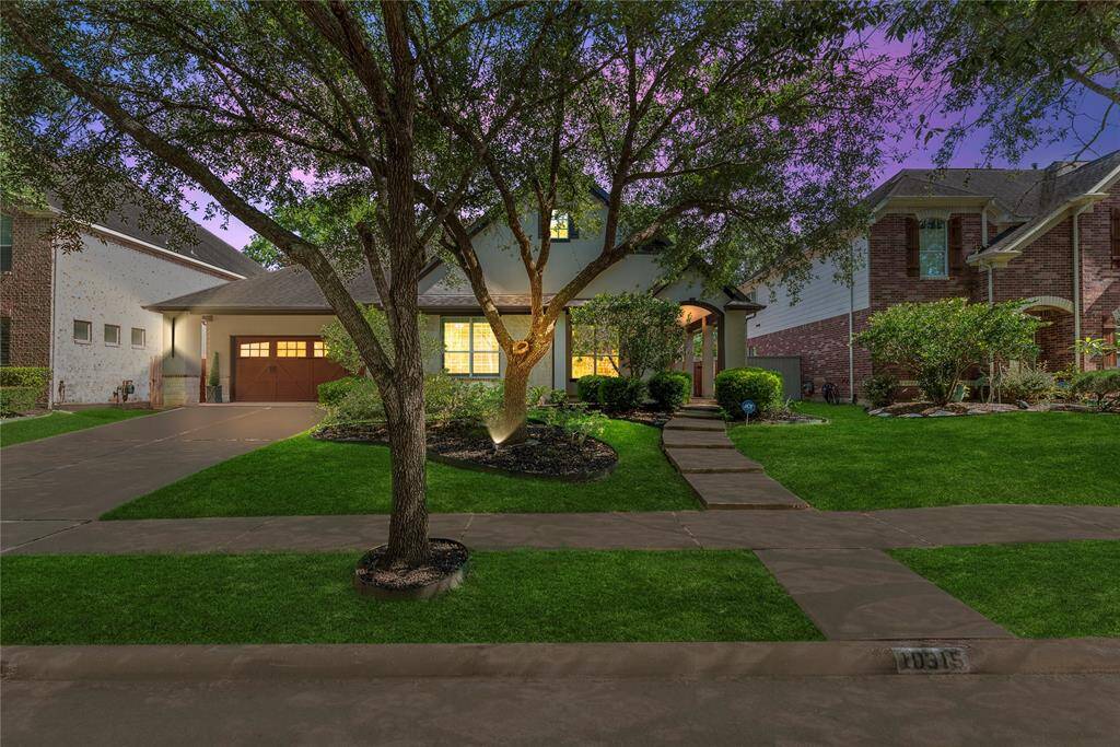 This peaceful and practical home is situated on a conveniently located lot in Sienna, offering close proximity to Brushy Lake fitness center, pool and park.