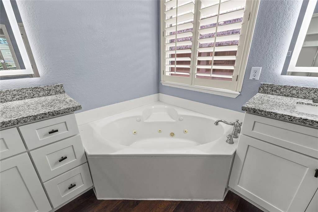 Offer your significant other a show of affection by running them a hot aromatherapy bubble bath in the large soaking tub. As a bonus, put on their favorite music and pour their favorite wine for a truly pampering experience.