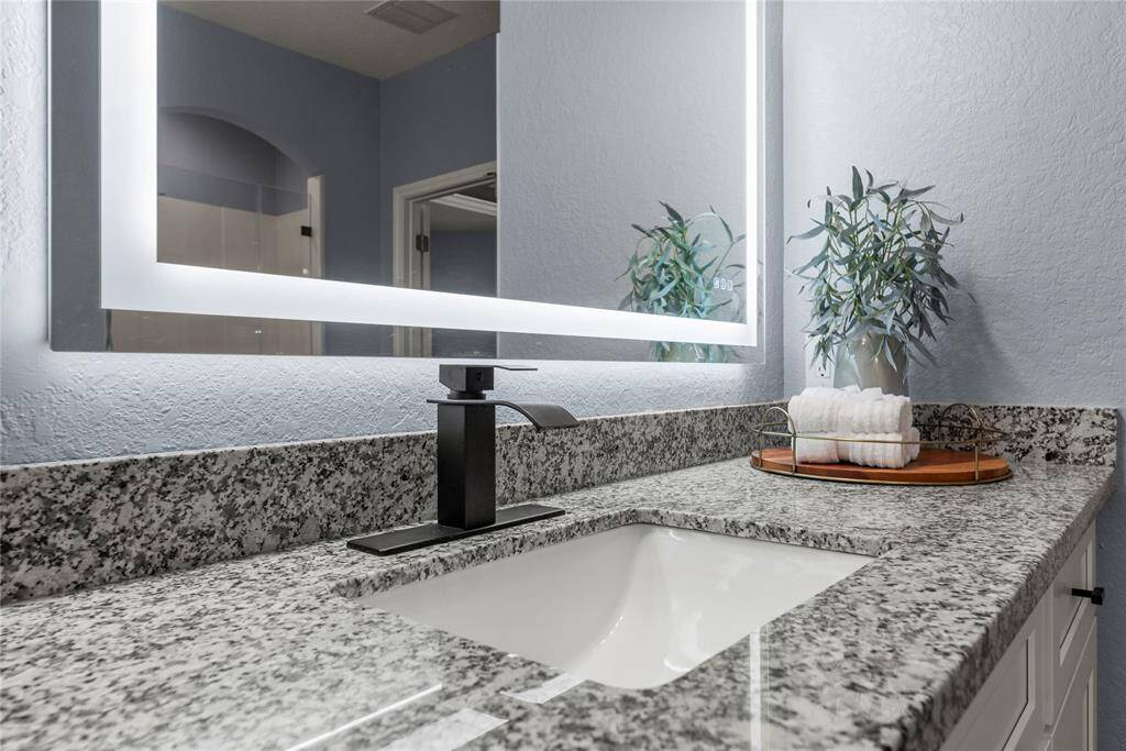 Upgraded to convey the 5-star hotel experience, the primary en suite delivers a contemporary masculine edge balanced by a melodious feminine influence.