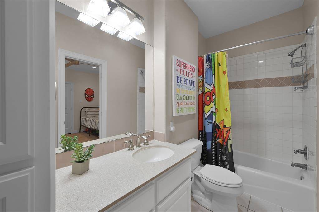 The full bathroom connected to the secondary bedroom is a perfect set up for many uses