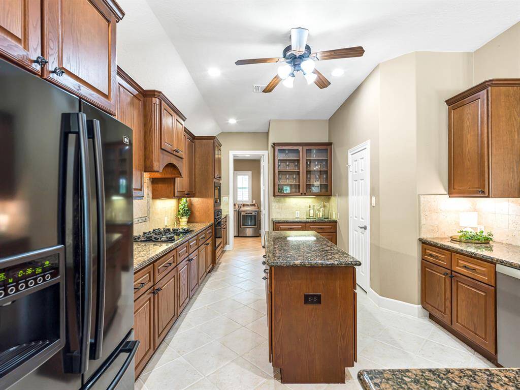 The Texas-sized kitchen is a true culinary centerpiece, designed to impress and built for function. At the heart of the space is a generous 5-foot island, perfect for meal prep, serving, or gathering with family and friends.