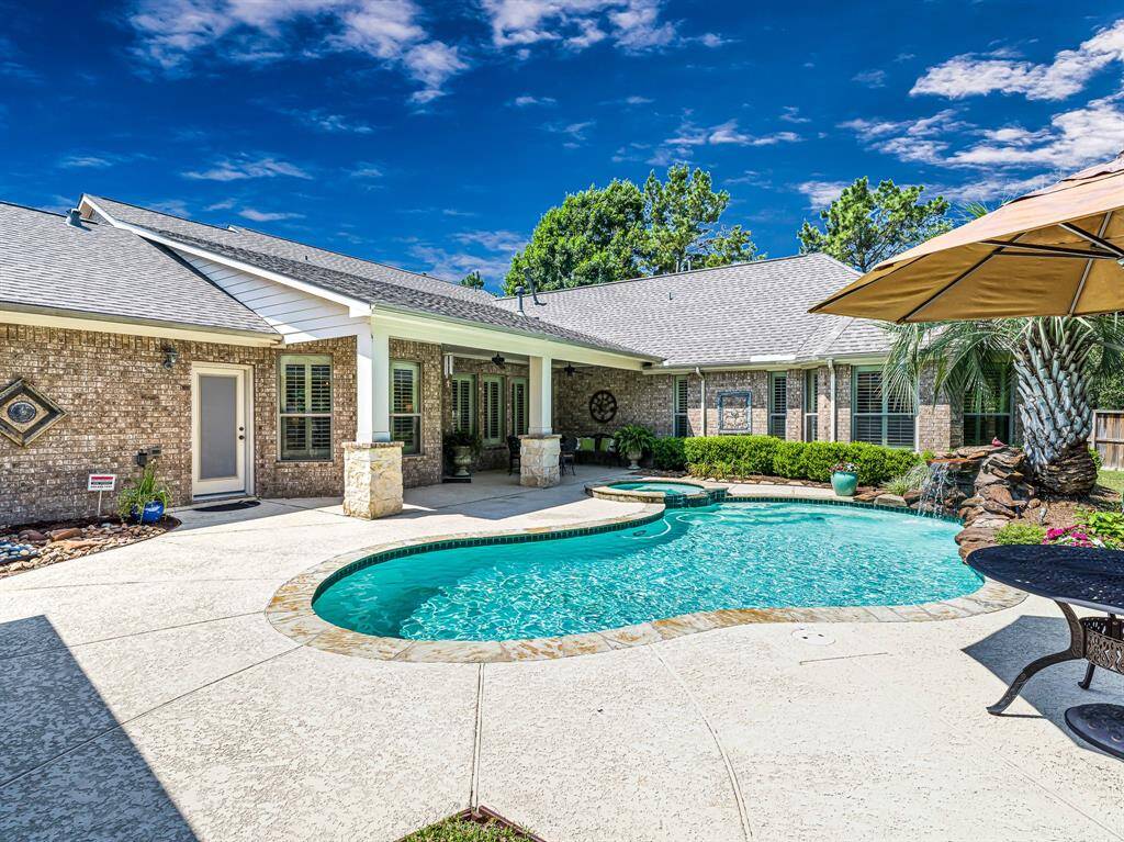 Surrounding the pool, flagstone coping and cool decking provide the ideal combination of style, durability, and comfort. The rich, natural tones of the flagstone create an elegant, timeless look, while the cool decking helps maintain a comfortable surface temperature, even on the hottest days.