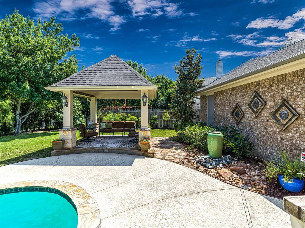 With ample space for both lounging and conversation, the cabana offers the perfect environment for outdoor living. Whether you’re seeking shade on a hot day or looking for an intimate spot to unwind, this versatile space enhances the outdoor experience, offering both style and comfort.