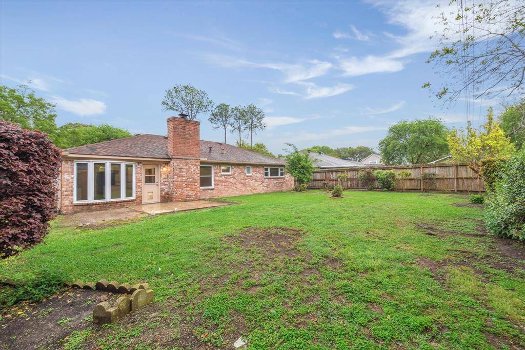 Spacious Back Yard with No Back Neighbors