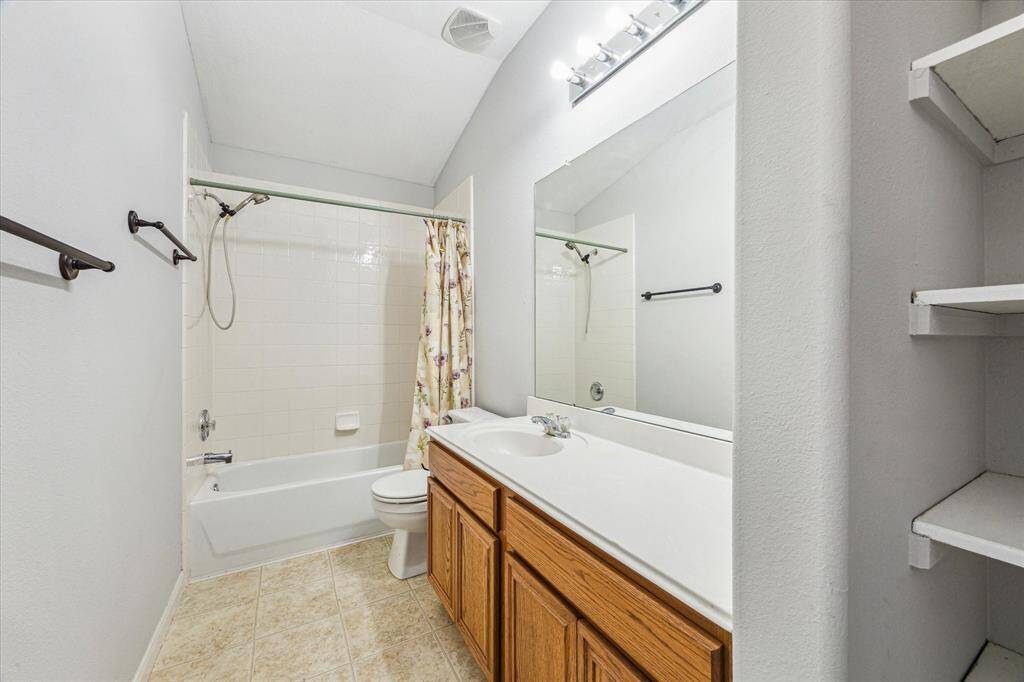 The shared bath for the two guest bedrooms.