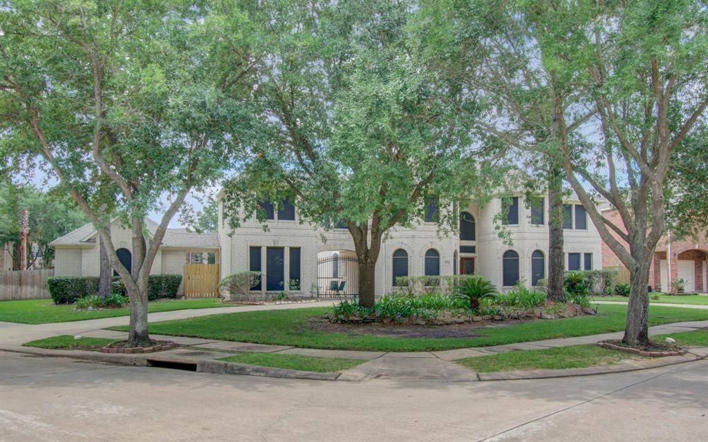 Front View of property Corner Lot facing Cul-de-Sac street with view of golf course