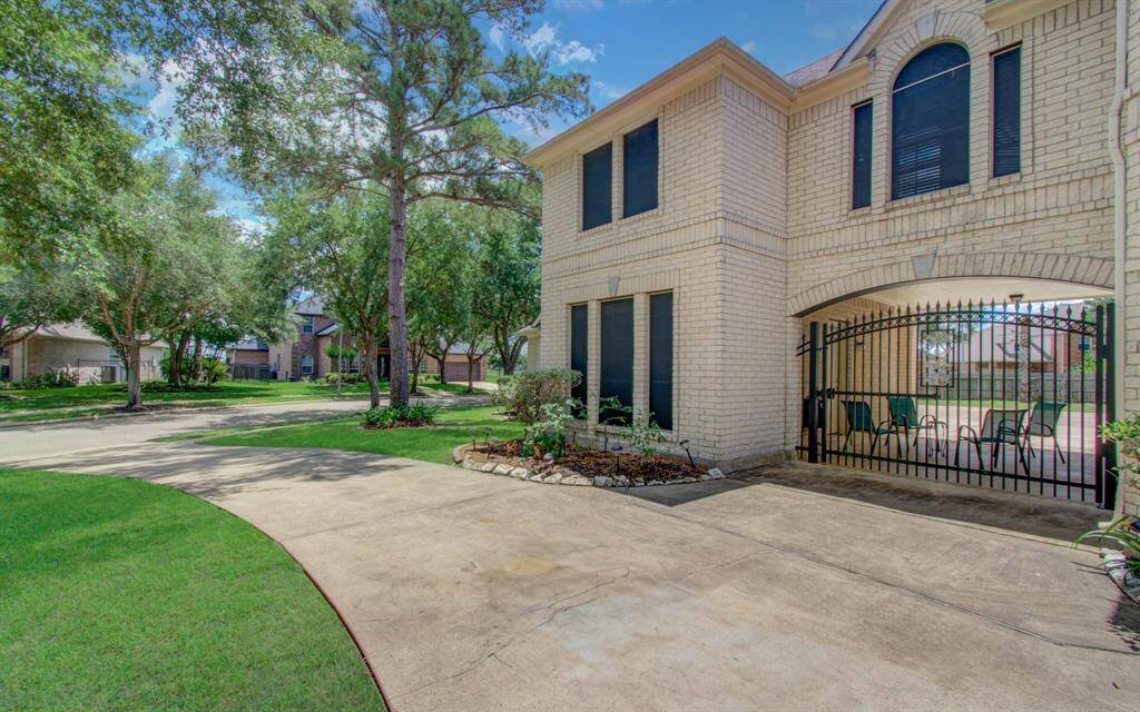 Circle Driveway will hold 4 cars