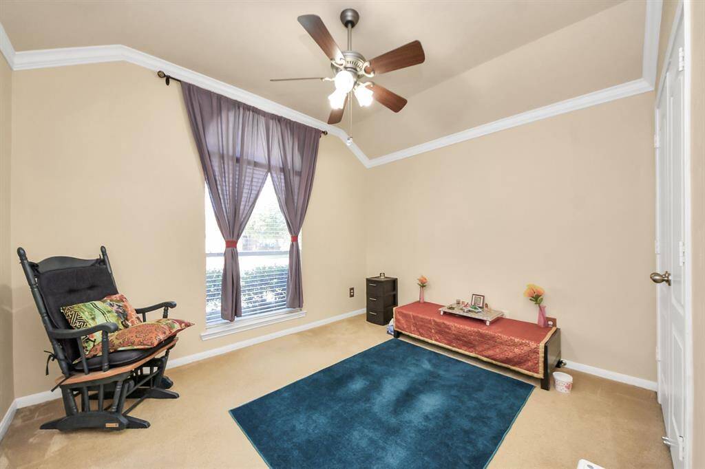 Secondary bedroom in the front
