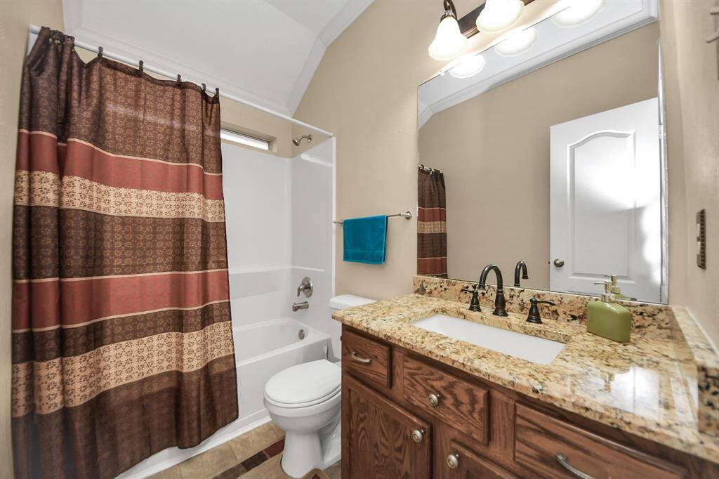 Secondary full bathroom