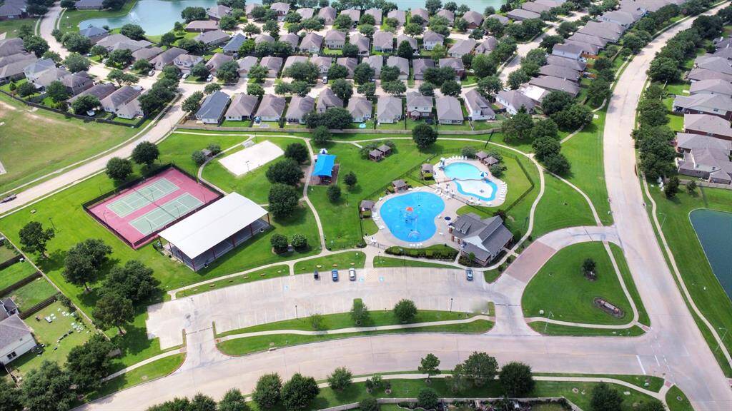 Amenities include Pool, splashpad, sandbox and tennis court all within walking distance