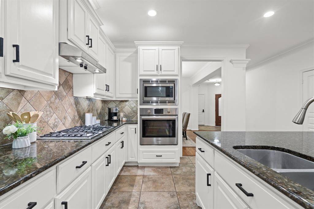 Cooking Just Got Easier. The built-in Bosch oven and microwave are here to make your life a whole lot simpler. Bake, roast, reheat—repeat.