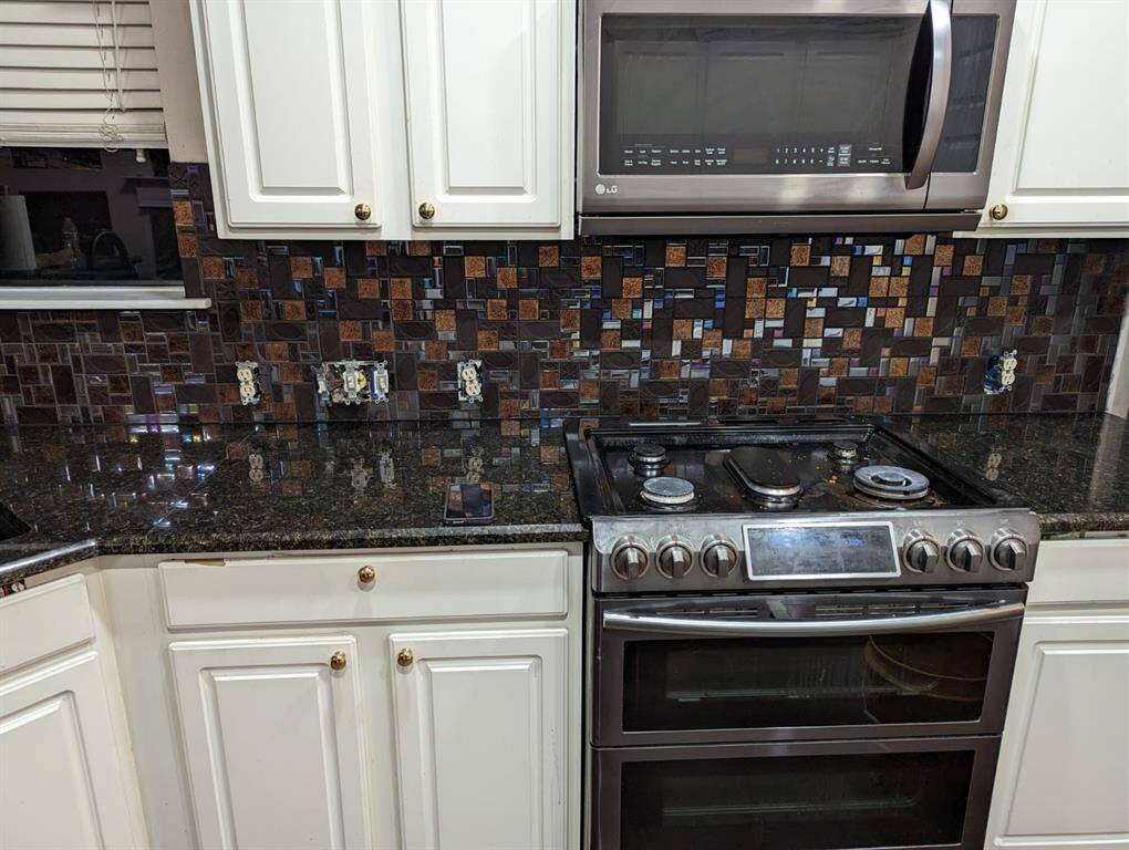 Kitchen with new backspash