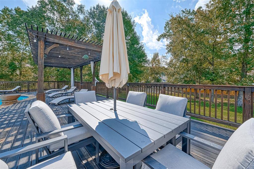 Alfresco Dining – Enjoy meals under the shade of an umbrella with a stunning view of the backyard and pool.