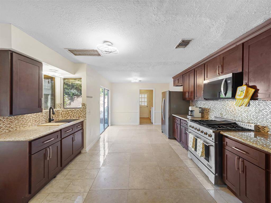 Large kitchen with Gas Stove/Oven