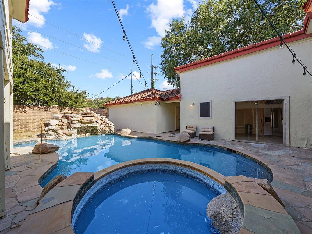 Just imagine the time you can have with this private oasis